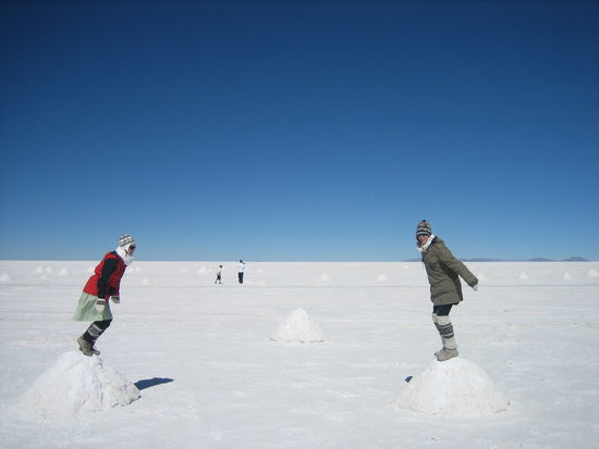 In der groessten Salzwueste der Welt - wir hatten alles an, was wir besassen