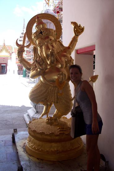 vor einem Tempel
@Achim: da hab ich an dich gedacht 