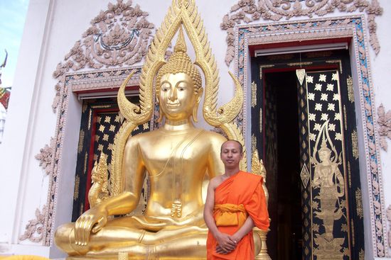 Mönch vor einem Tempel