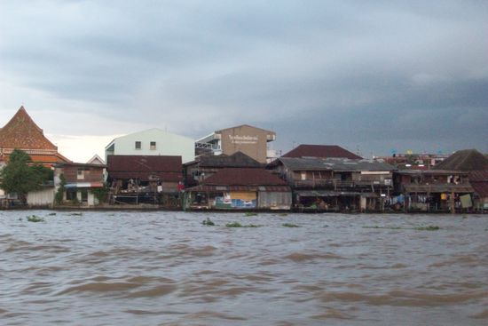 aus dem Boot: so wohnt man in Bangkok am Fluss