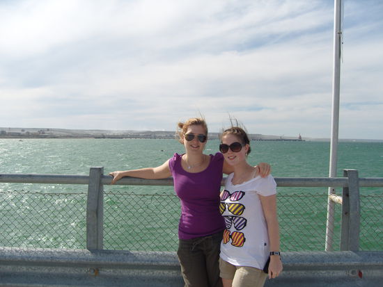 man beachte die kleine Flosse links neben Dana im Hintergrund 