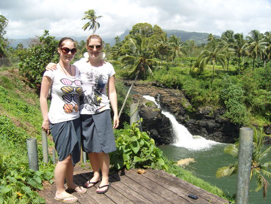 wir 2 im Lava Lava  (mehr oder weniger unsere Handtücher)