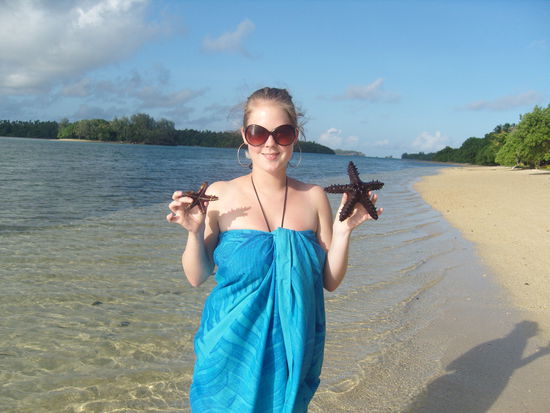 Elisa mit 2 Seesternen