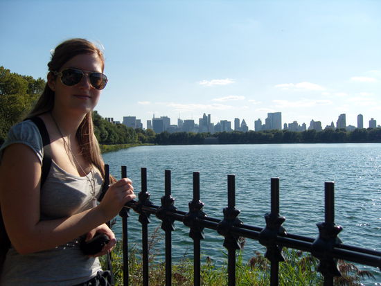 Spaziergang an einem der Seen des Central Parks entlang