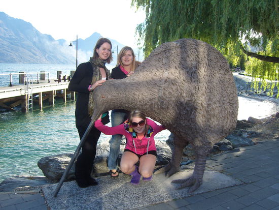 Vanya, Dana, Elisa und ein Riesen-Kiwi