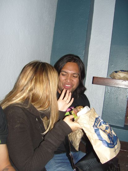 Dana waehrend einer anregenden Unterhaltung mit einem der Junggesellen-Maoris und nem lecker Fergburger in der Hand 