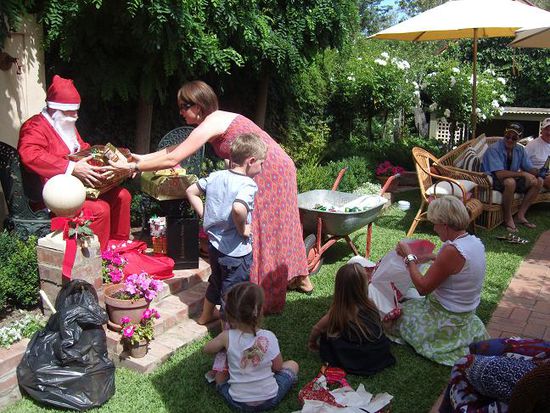 Santa Claus (alias Scott) verteilt Geschenke