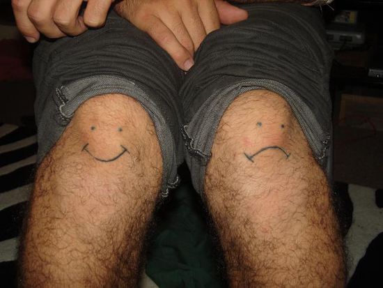 einmaliges Tattoo : ein Smiley für schlechte Tage und ein Smiley für gute Tage