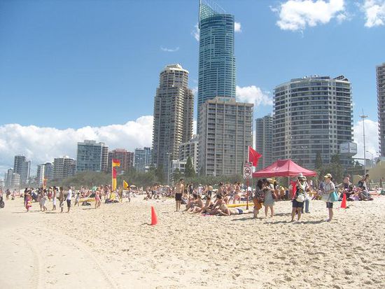 am vollgepackten Strand von Surfers P