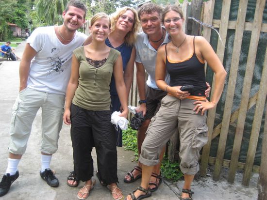 Zur Entstehung des Fotos sei anzumerken, dass wir unserer Hotel-Mama die Digitalkamera gaben und sie diese zuerst einmal verkehrt herum hielt... Deswegen fiel uns das Lachen nicht schwer
Man beachte auch, dass Ludger sich extra ducken musste, damit er noch mit drauf kam... Wichtig waren auch unsere Fuesse...