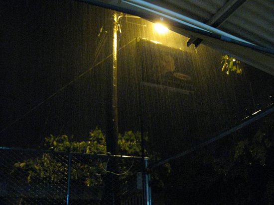 Dies ist kein Regen, dies sind Bindfaeden  !!
Jetzt wisst Ihr, warum die Strassen so uberschwemmt sind!!