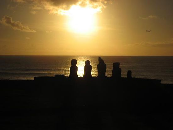 Vier MOAI im Sonnenuntergang.
