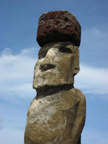 Ein einzelner MOAI mit Haarknoten.