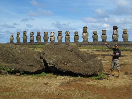 Hier stehe ich neben einem umgekippten MOAI und im Hintergrund die 15 MOAI. Hier kann man gut erkennen, wie gross diese Steinskulpturen doch waren!! Beeindruckend!