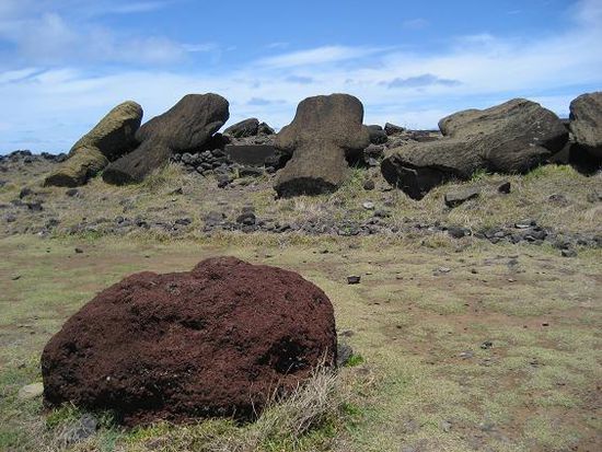 Im Hintergrund sieht man hier vier umgestuerzte MOAI und im Vordergrund einen Haarknoten, erkennbar an seiner roetlichen Farbe.