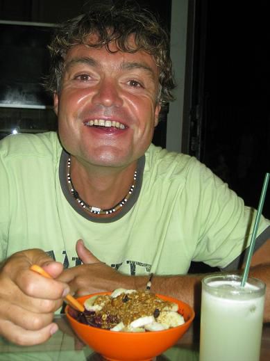 Ludger beim taeglichen Acai-Teller, einer Frucht aus dem Amazonasgebiet! Das soll Energie bringen!!