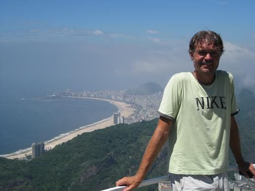 Hinter Ludger sieht man die Copacabana.