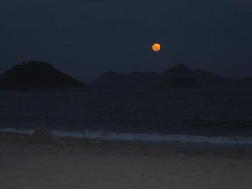 Zum Abschied ein spektakulaerer Mondaufgang an der Copacabana.