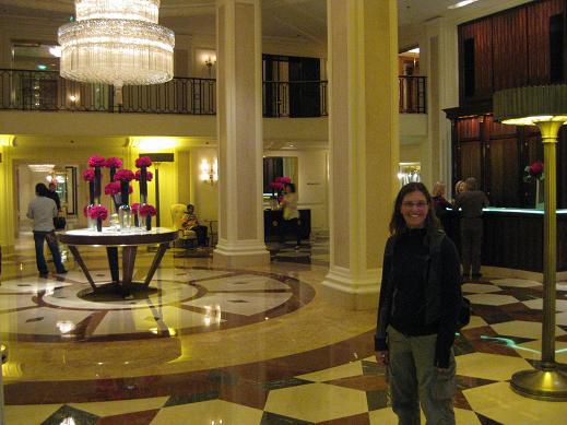 Hier seht ihr die neue "Pretty Woman" im Foyer des Hotels !!!