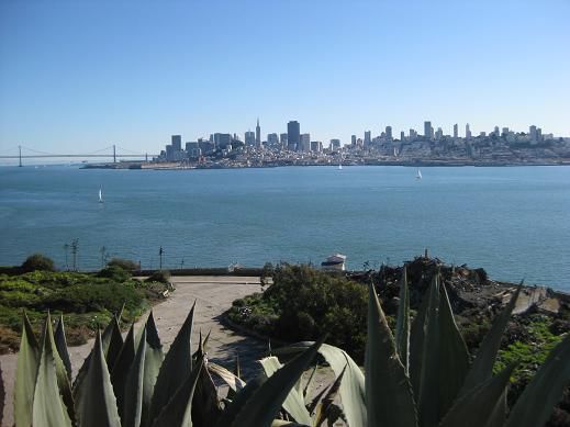 Blick von der Insel auf die Skyline von San Francisco.