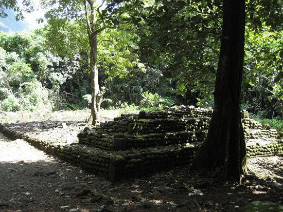 Ein dreistufiger Ahu (Altar).