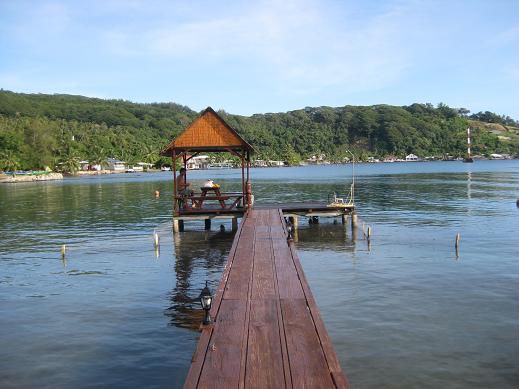 Hier ein Bild von unserer zweiten Unterkunft auf Raiatea, nachdem wir von der Taporo, einem Cargoschiff, nicht mit zur Nachbarinsel genommen wurden...
(Das Bild ist fuer Dich, Heinz, damit Du gucken kannst, ob das der Steg von der alten Unterkunft "Marie France" ist...!)