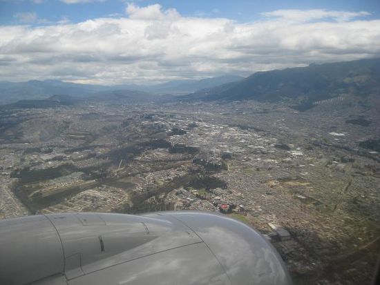 ...Mittagessen ueber den Wolken (hier der Anflug auf Quito in Ecuador)...