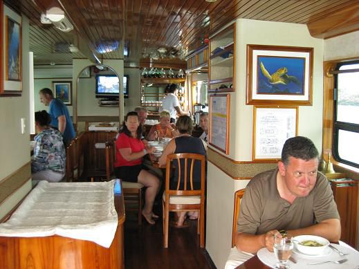 Beim Mittagessen auf dem Boot. Liebe Gruesse auch an Markus, ebenso aus der Schweiz!!