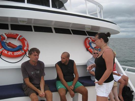 Vorne auf der AIDA MARIA mit Jasmin und David.
Liebe Gruesse an die beiden! Sie haben mein Tagebuch, das ganz schoen schwer war, mit in die Schweiz genommen! Danke!!!!