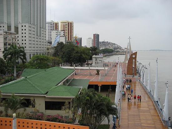 ebenfalls der Malecon, mit dem Berg Santa Ana im Hintergrund