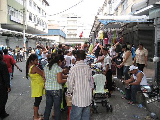 auf einem Markt:
Bei diesem Bild beachte man die fliegenden Kleidungsstuecke, die die Leute zum Kaufen der Ware bewegen sollten, was anscheinend auch funktionierte!