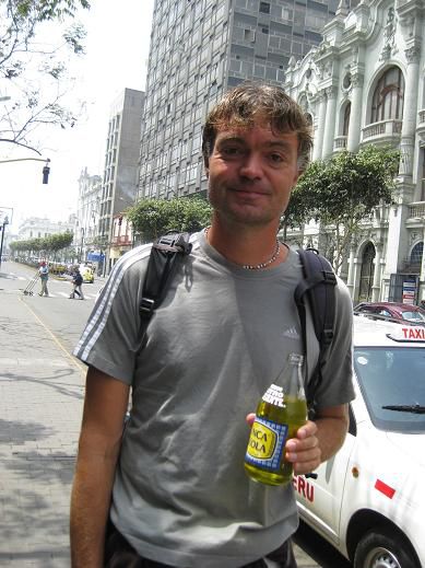 Ludger trinkt seine erste Inka Cola