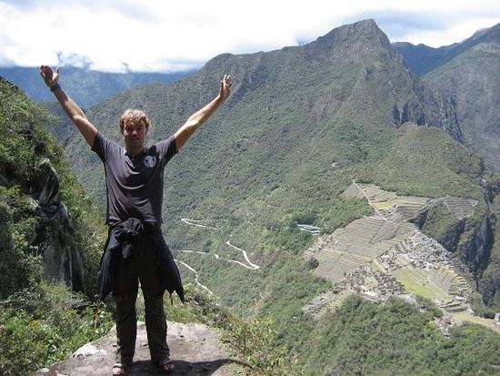 Hinter Ludger liegt Machu Picchu. Mal eine ganz andere Ansicht...! (Wir sind auf dem Berg, den man beim ersten Bild im Hintergrund gut sehen konnte.)