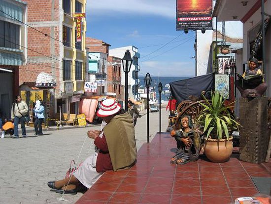 Typische Strassenszene mit dem Titicaca-See im Hintergrund.