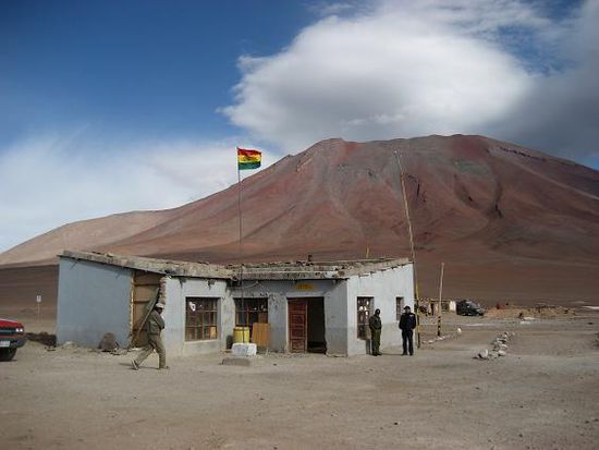 An der Grenze nach Chile (mitten in der Wueste).