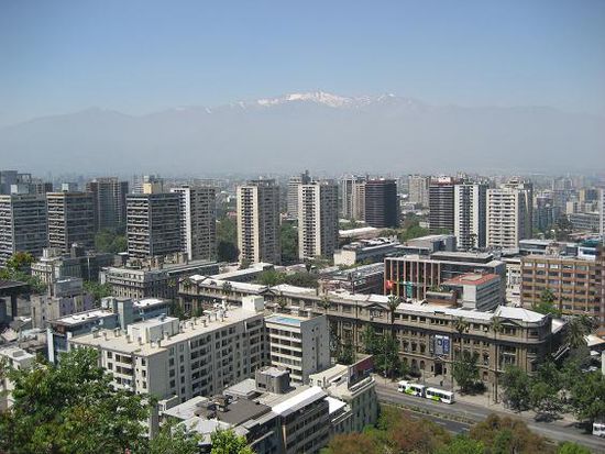 Hier ein Blick vom Cerro Santa Lucia auf die City.
Man beachte die schneebedeckten Berge im Hintergrund, leider etwas verdeckt durch den Smog.