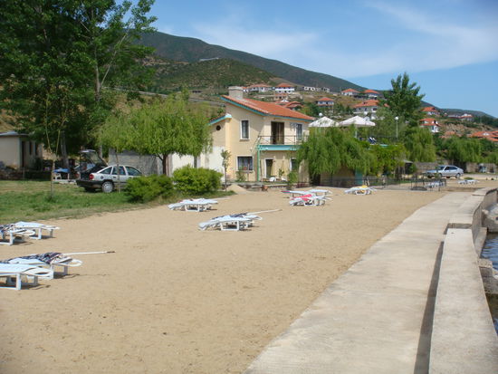 Restaurant und Sandstrand mit Liegewiese