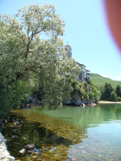 Blick übers Wasser zum Kloster Sveti Naum