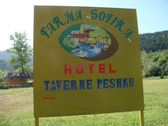 Die Überraschung, Hotel mit Campinganlage