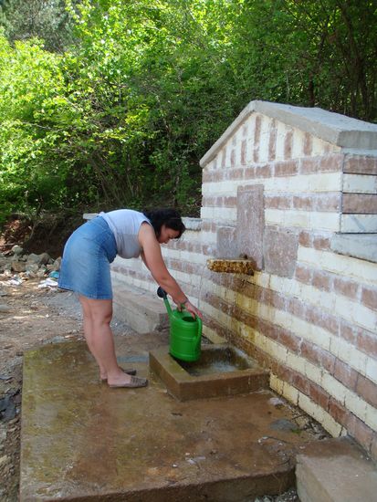 Eine der vielen Wasserstellen überall im Land