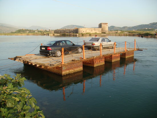 Fähre zur Dreiecksburg und nach Griechenland