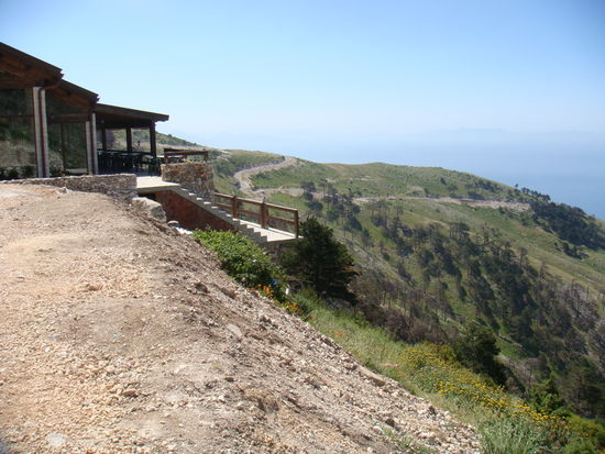 Blick vom LLogorase auf die Küste