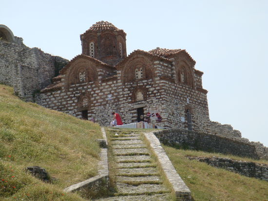 Eine der vielen Kirchen innerhalb der Anlage
