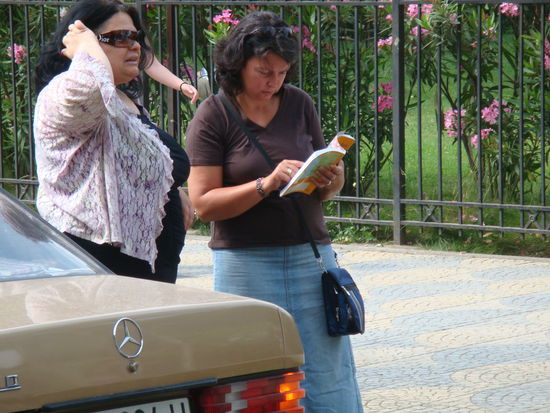 Erste Hilfe in Thirana: Eine Mainzerin, die seit Jahren in Thirana lebt.