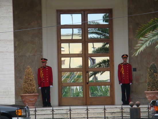 Wachen vor dem Regierungsgebäude