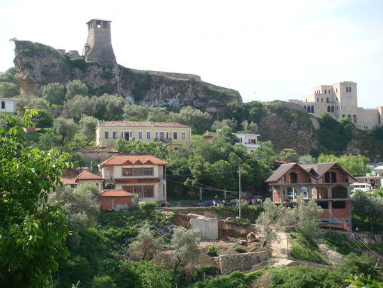 Blick auf die Burg in Kruje und das Skanderberg Museum