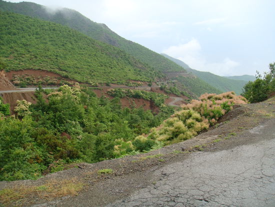Die Straße windet sich ewig durch die Landschaft