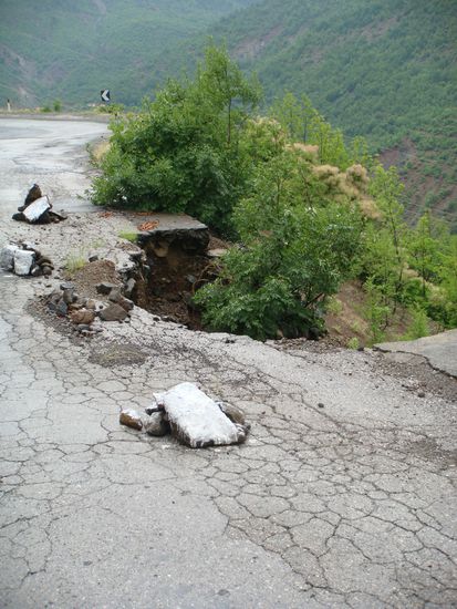 wie man sehen kann, hält die Baustellensicherung schon seit Jahren