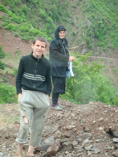 ist sie nicht multitaskingfähig, Schafe hüten und gleichzeitig Strümpfe stricken