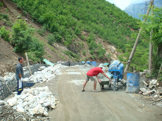 so geht´s auch, alle 50 Meter ein Betonmischer und gemeinsam wird die Mauer fertig